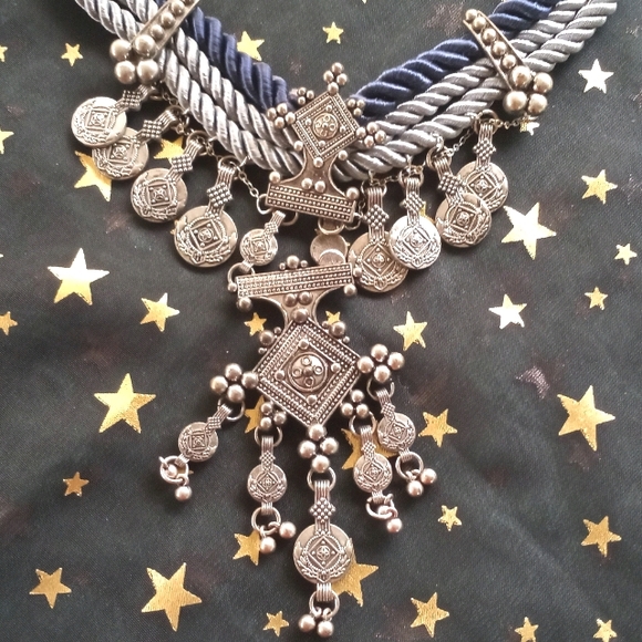 Icing Jewelry - 👽 3/$15 Icing statement necklace🌟